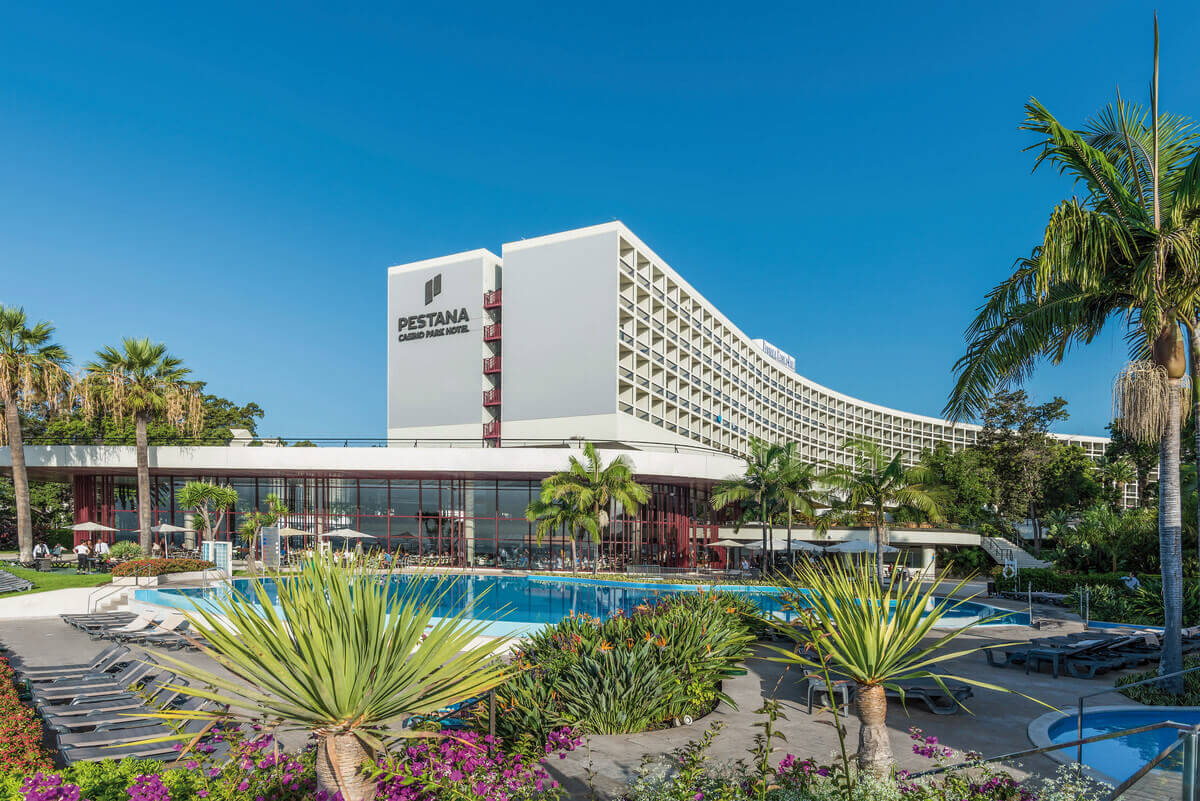 Fachada do hotel de 5 estrelas Pestana Casino Park, com vista da piscina, no Funchal, Madeira