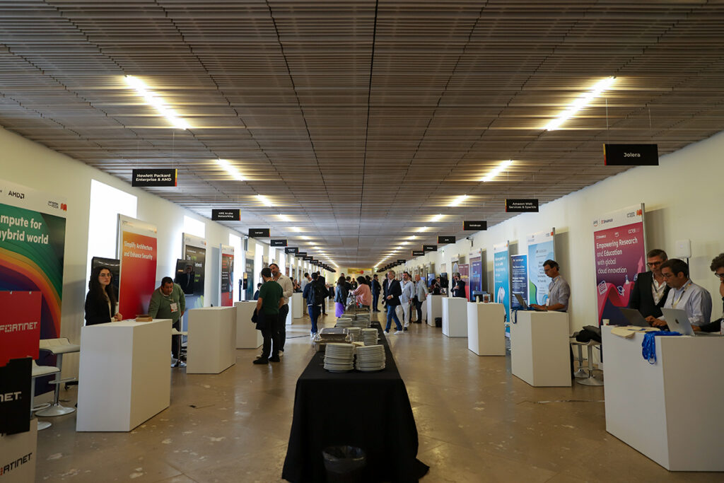 jornadas-fccn-25-dia-1-10 Zona das Exposição com stand dos patrocinadores
